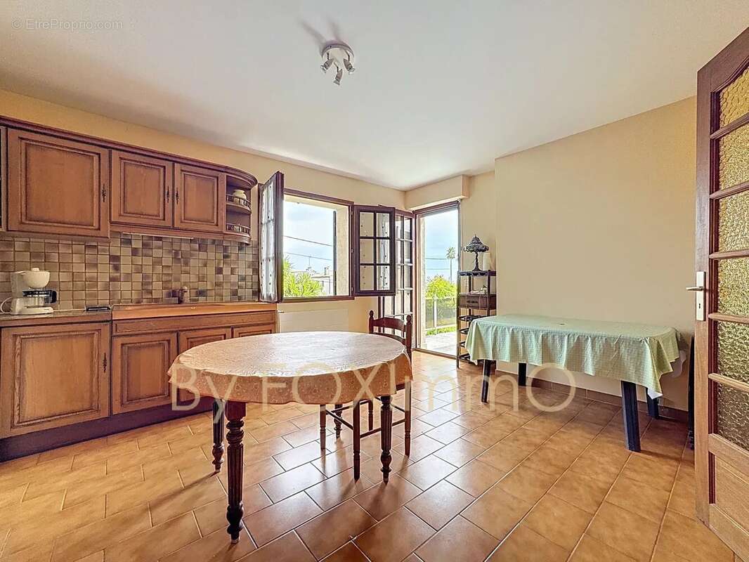 Antibes – Villa apercu mer, beaucoup charme avec potentiel,calme absolu, proche des commodités, jardin plat piscine. - photo 11