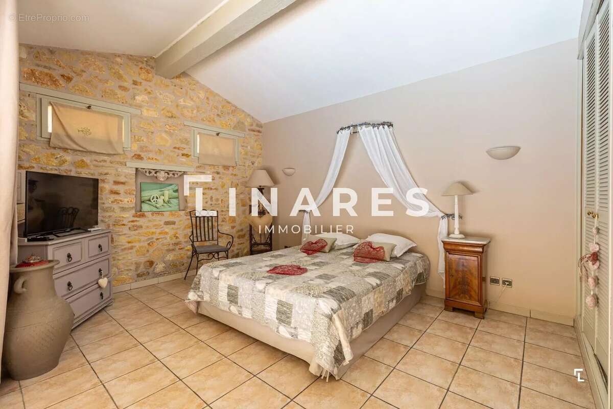 LE DOMAINE PROVENÇAL - Villa T6 de 287m² dont deux dépendances de 26m² - Piscine - Terrain de 6900m²  - 13011 EOURES - photo 15