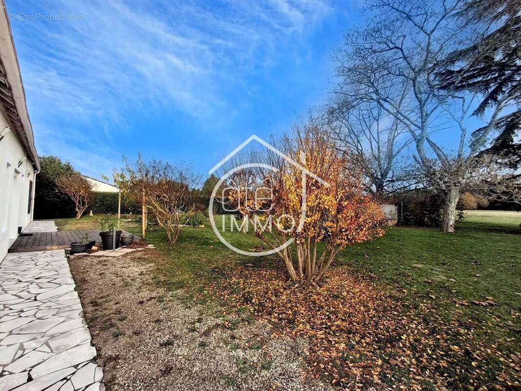 Maison à COURS-DE-PILE