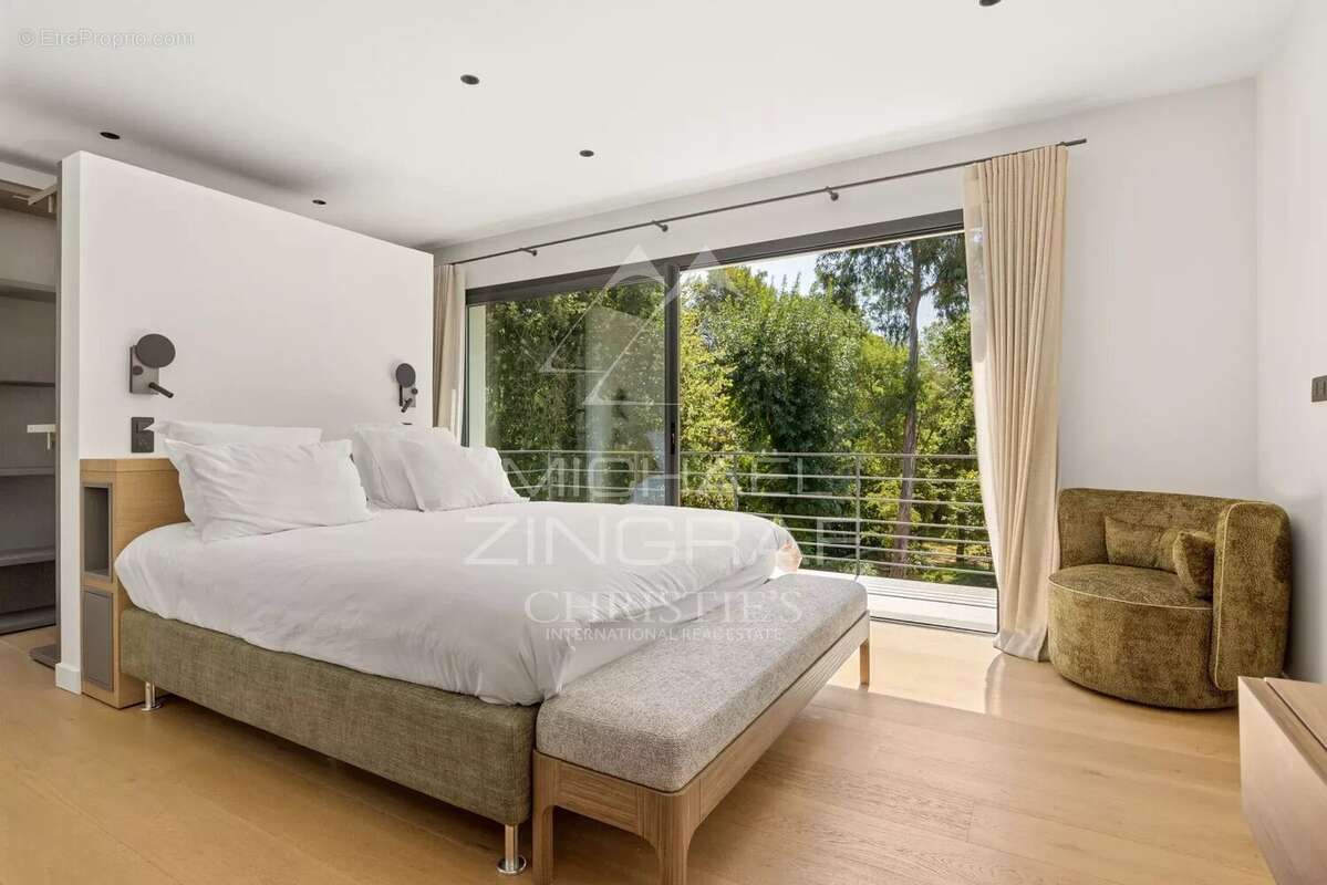 Mougins – Villa familiale rénovée dans un domaine confidentiel - photo 6