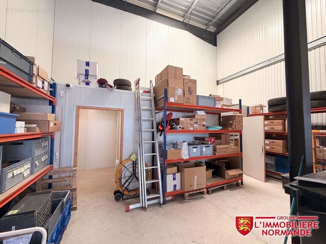Local d'activité récent de 112 m²  Val-de-Reuil - photo 3
