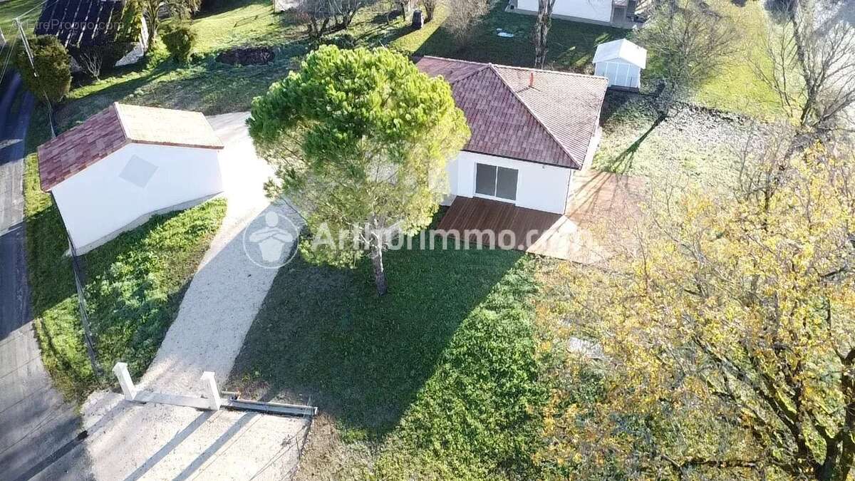 Maison à LEGUILLAC-DE-L'AUCHE