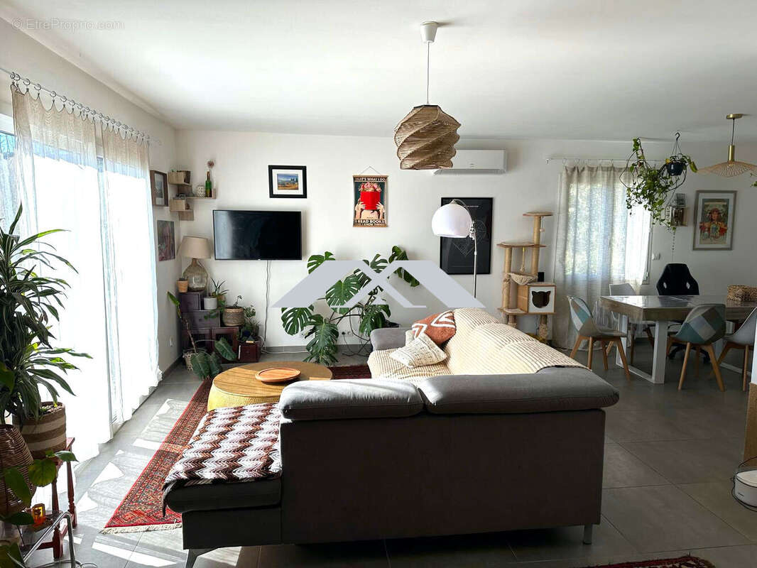 Maison à MEYRANNES