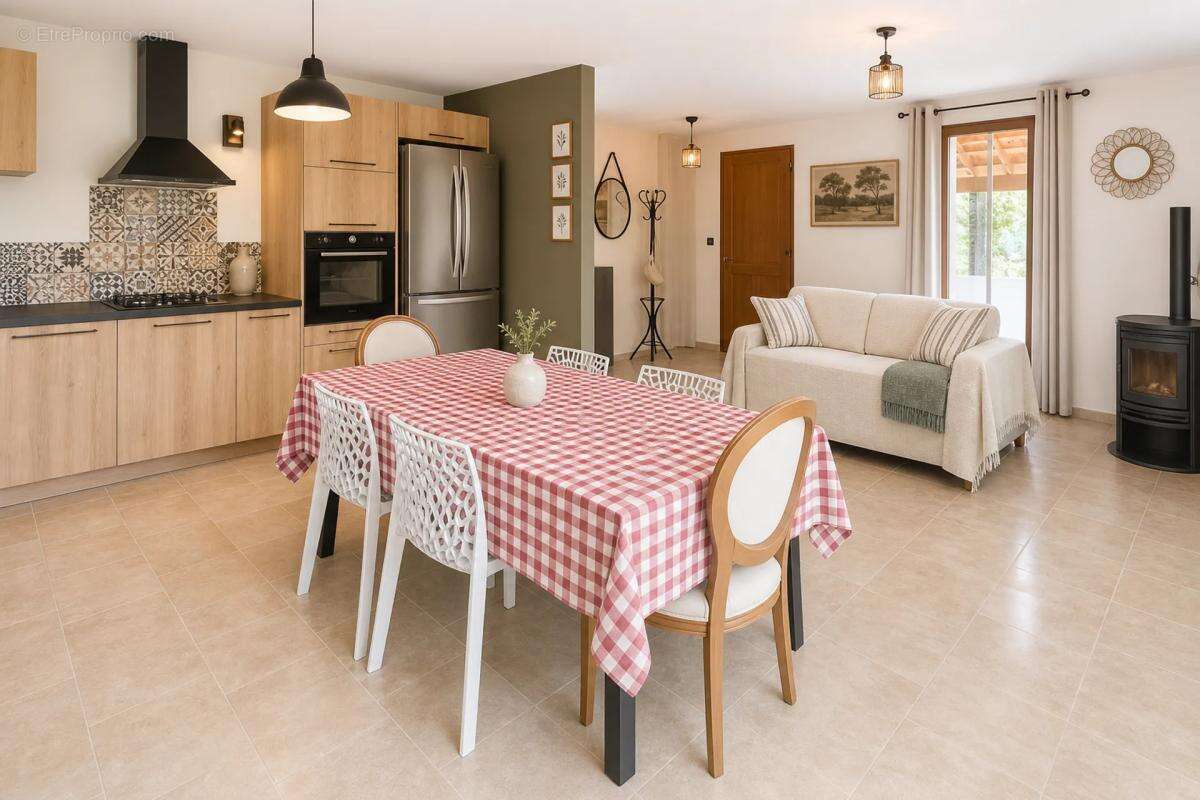 Maison à MEOUNES-LES-MONTRIEUX