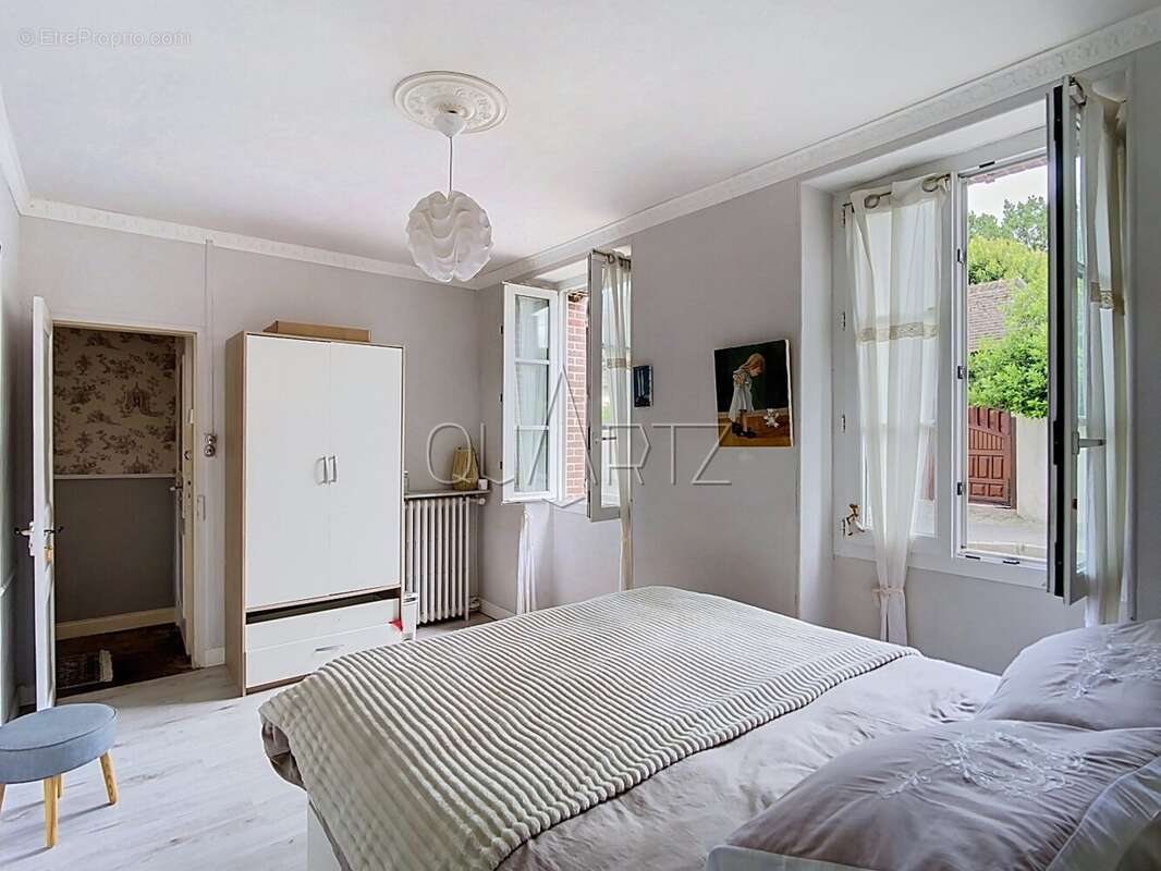 Maison à CHERISY