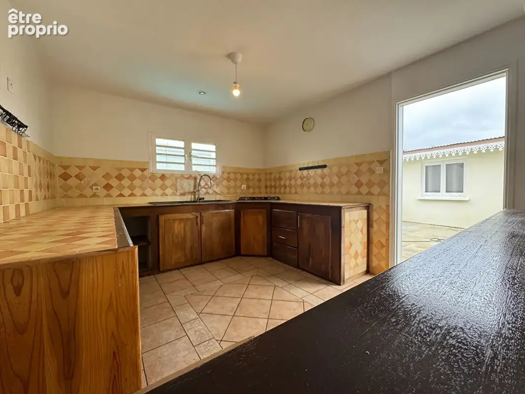 A VENDRE - Sainte-Marie - Maison T4 avec piscine et dépendance implantée sur un terrain de 636 m2 plat et cloturé - photo 5