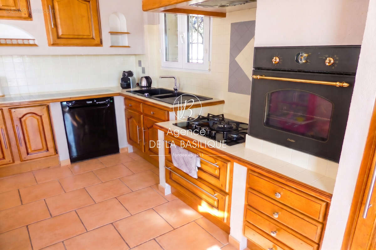 Maison 130 m² à Saint-Maximin-La-Sainte-Baume  - photo 6