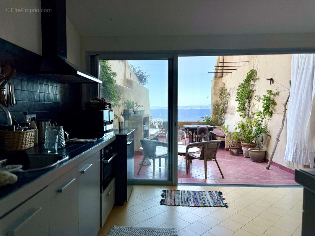 Extremement rare à la vente, duplex sur les falaises de Bonifacio - photo 3
