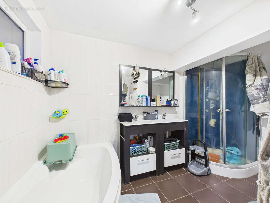 Maison à LE CHAMBON-FEUGEROLLES