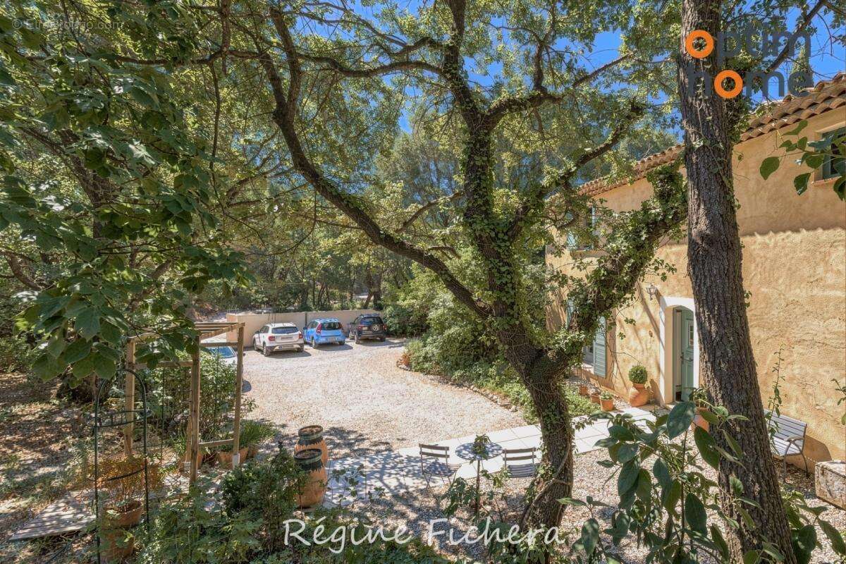 Puyloubier — Maison d'architecte au pied de la montagne Sainte-Victoire - photo 4