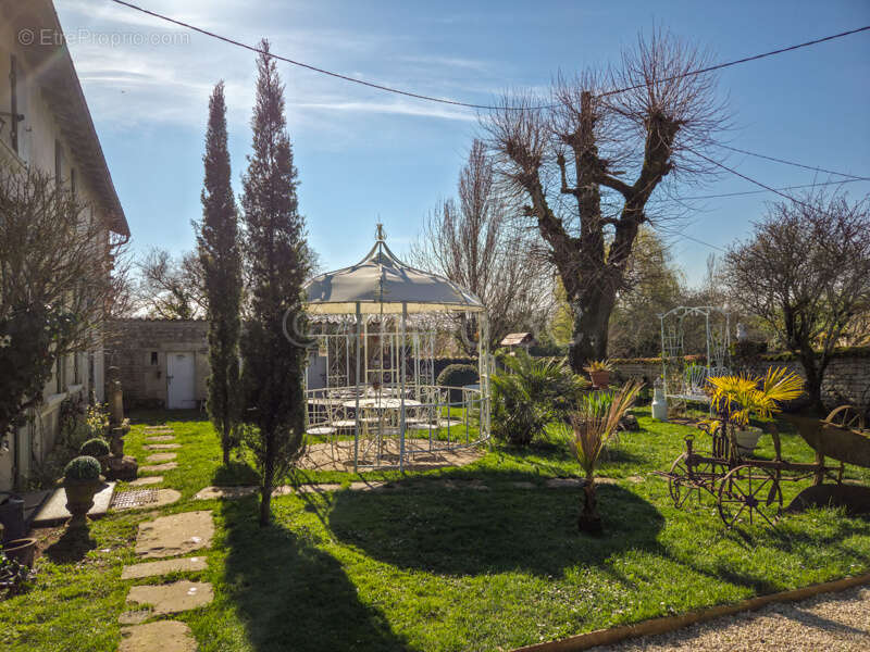 Maison à CHEF-BOUTONNE