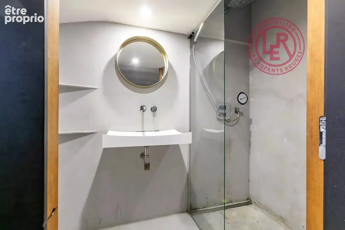 Paris 10ème - Mairie - Loft en parfait état avec petit extérieur - photo 7