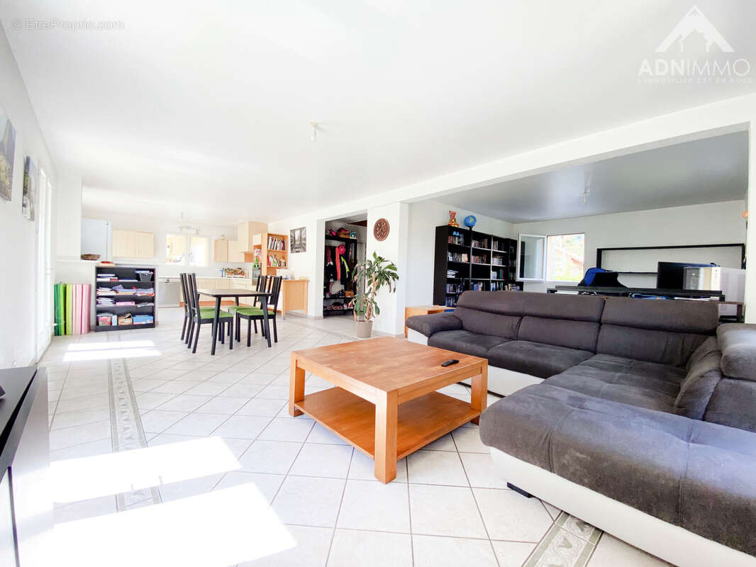 Maison à SAINT-GENIS-POUILLY