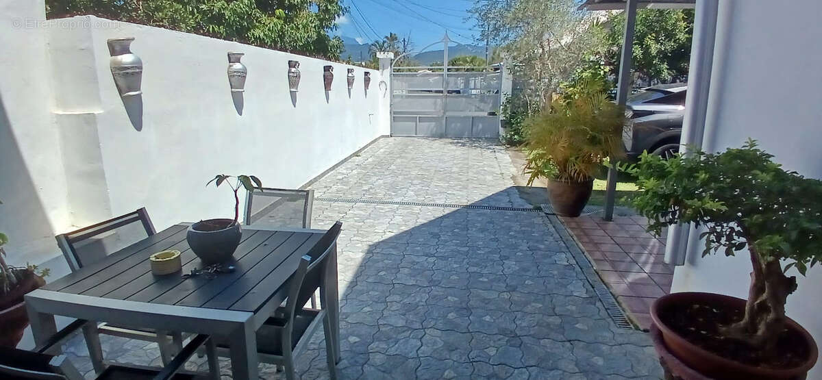 "Superbe villa spacieuse et lumineuse de 350 m² dans un quartier résidentiel de Ravine Creuse Saint André - photo 4