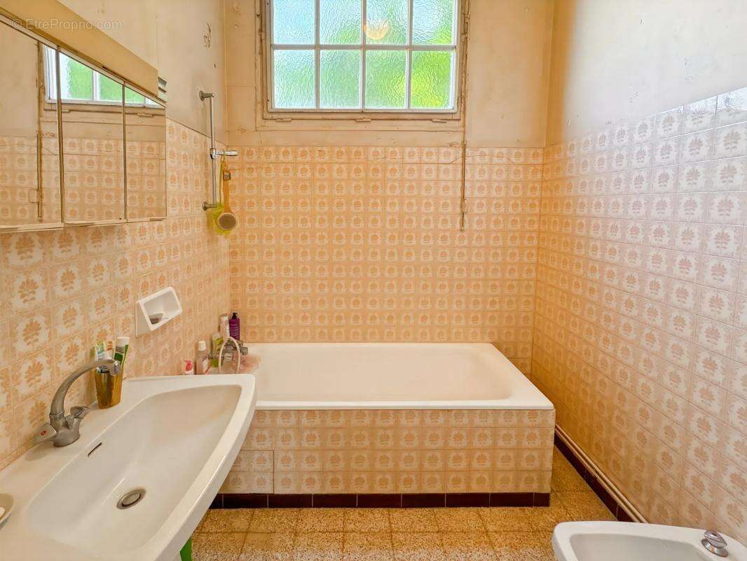 Maison à AZAY-LE-FERRON