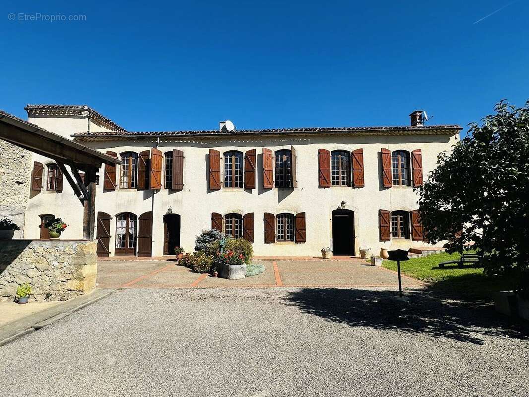Propriété de 1772 avec dépendances et terres 09200 - photo 2