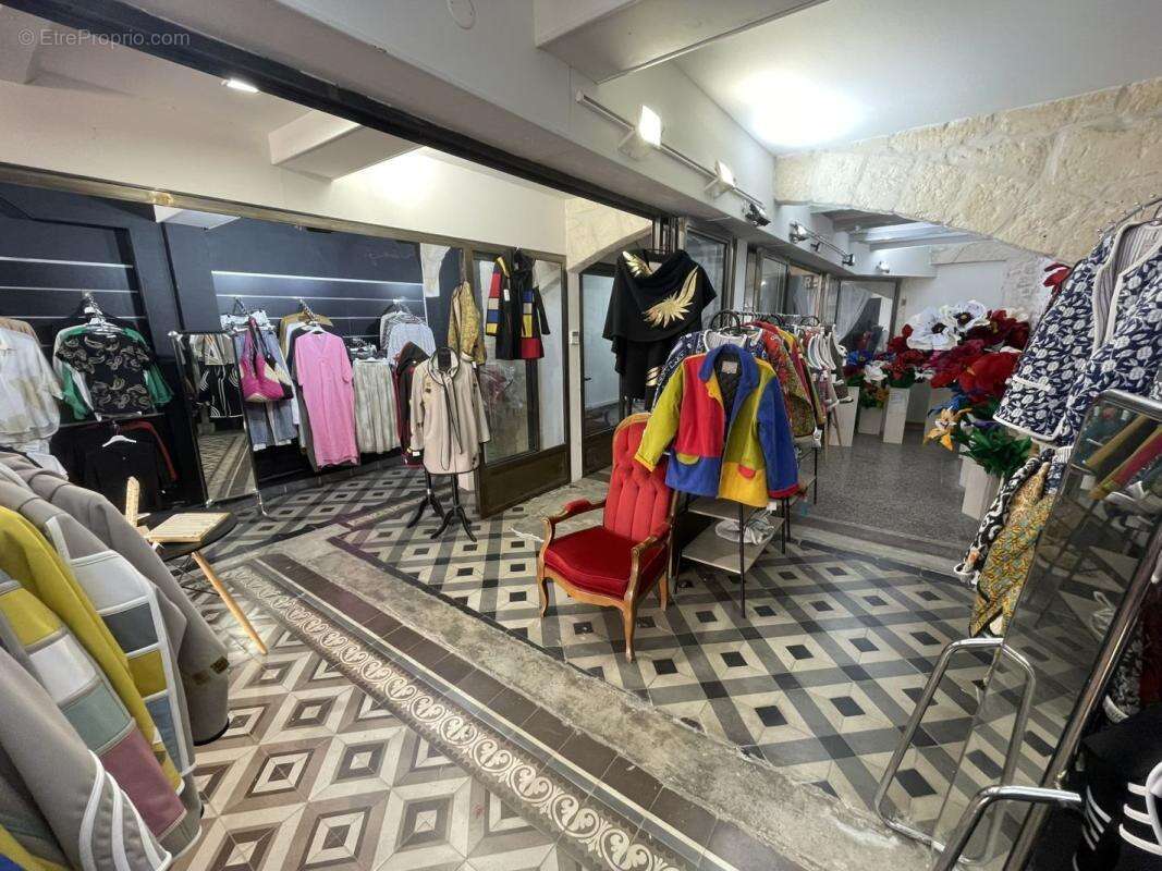Commerce 115 m² à Aigues-Mortes  - photo 2