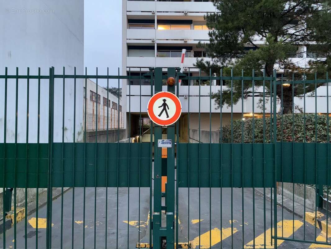 Parking à PARIS-12E