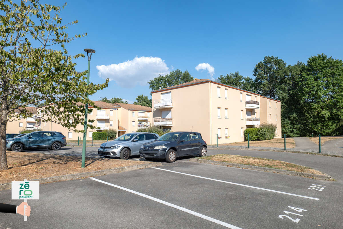 La roche-sur-yon est   f2 avec balcon & parking privatif   une opportunité à saisir ! - photo 4