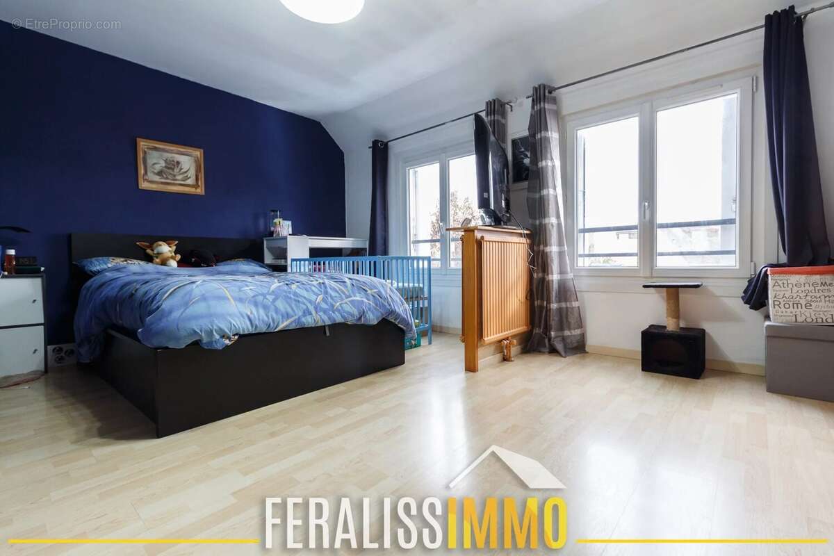 Maison au calme, beaux volumes et véranda plein sud ! - photo 9