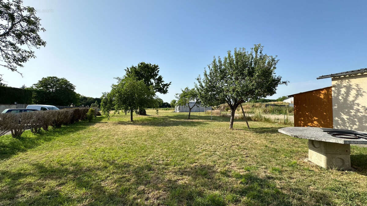 Immeuble à lacroix-saint-ouen - photo 3