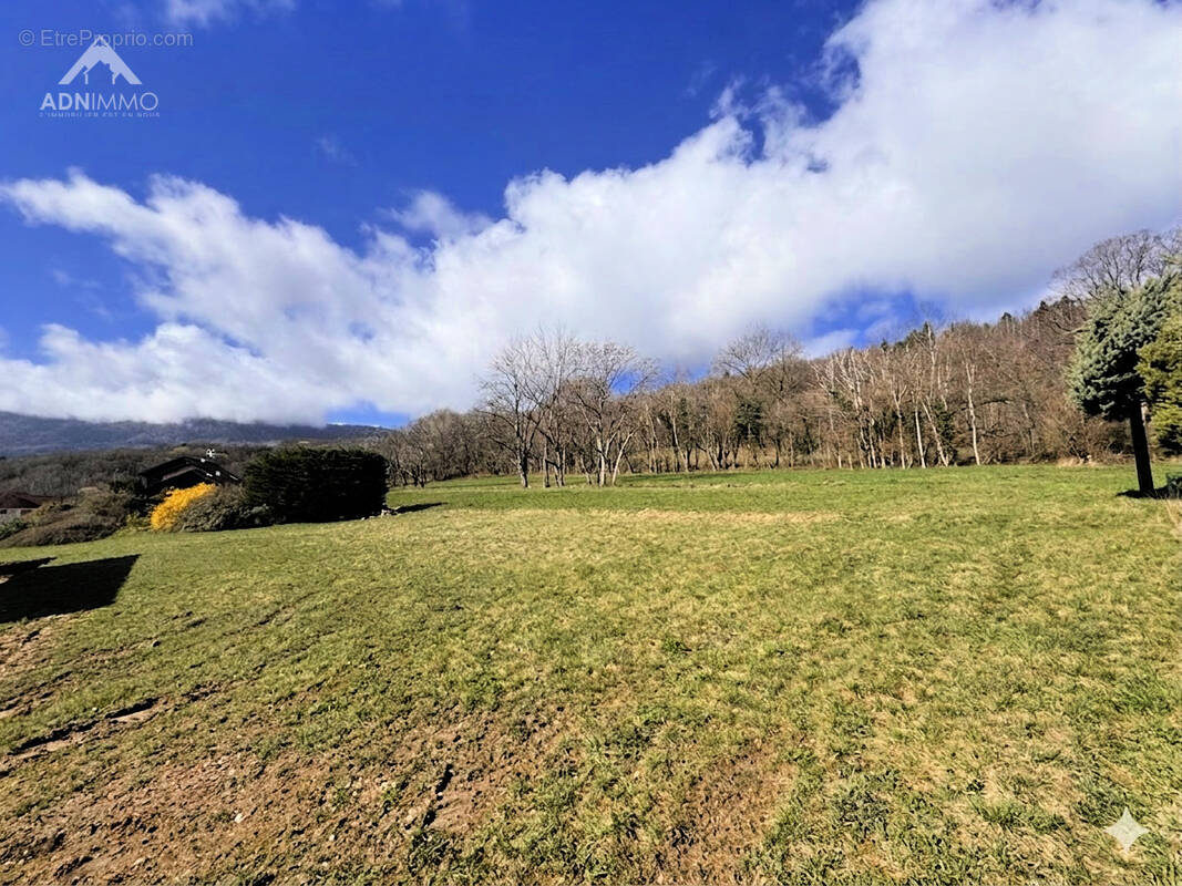 Terrain à PERON