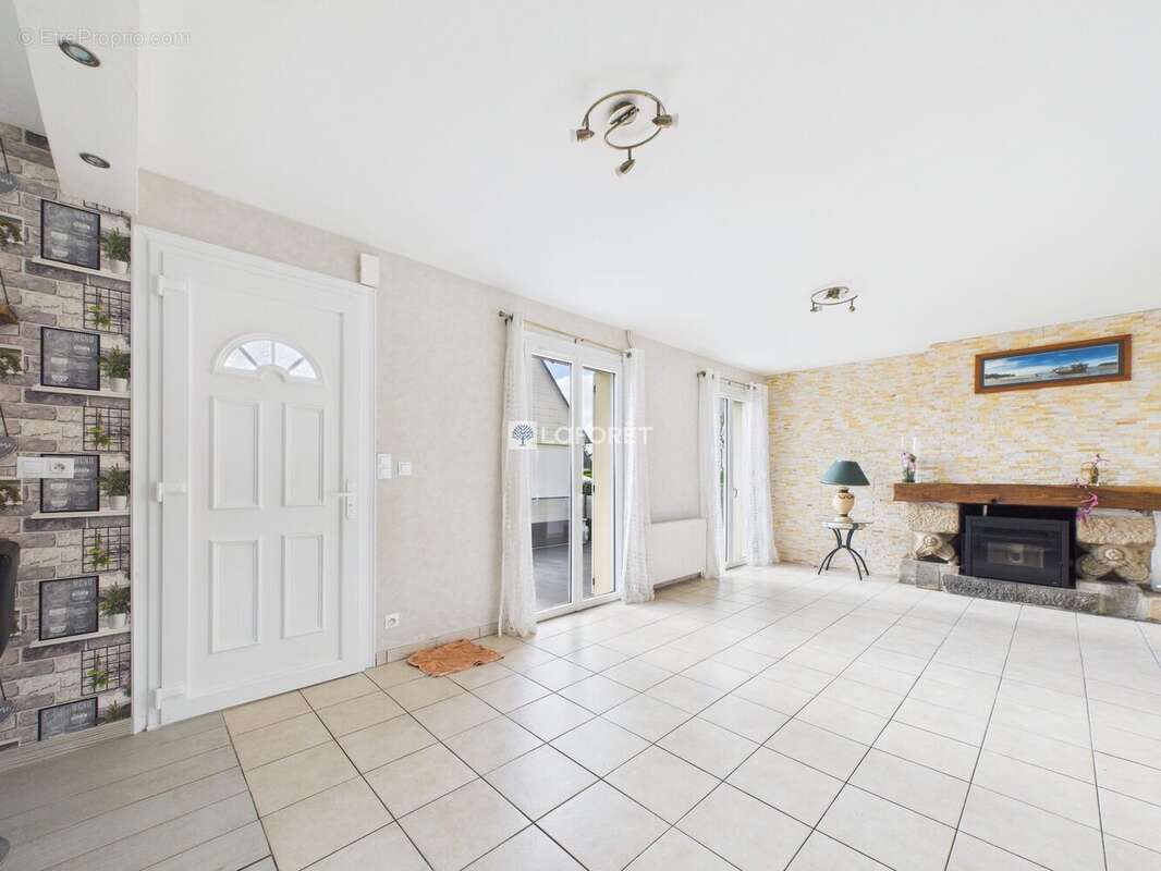 Maison à CHATEAUNEUF-DU-FAOU