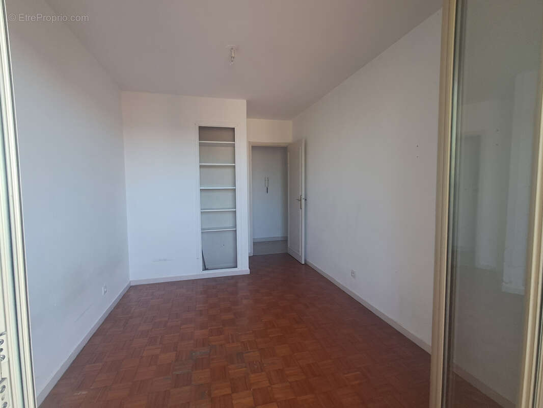 T3 lumineux de 66m2 avec balcon et loggia à Vendre à Salon-de-Provence à deux pas du Centre Ville - photo 6