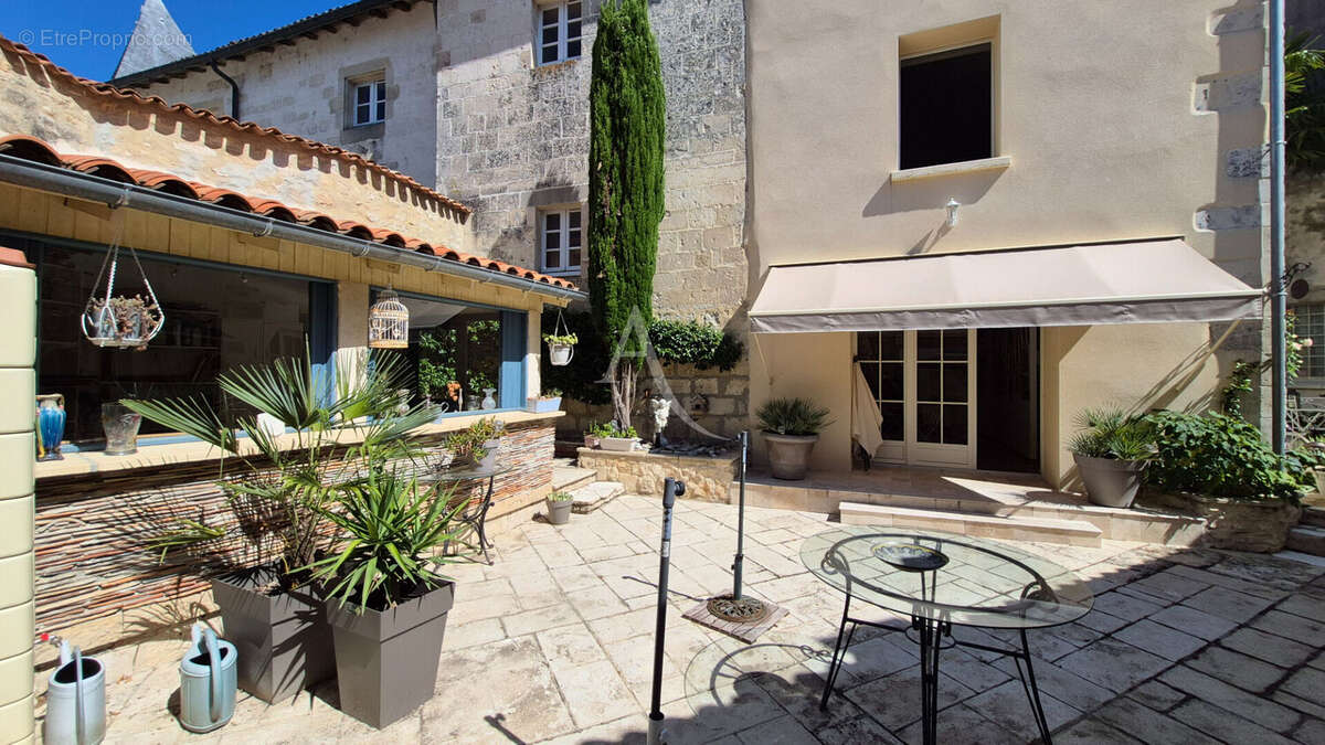 Ensemble immobilier constitué de deux maisons et son garage et extérieur  à Saint Jean D'Angely - photo 3