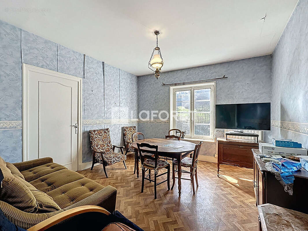 Maison à COURMANGOUX