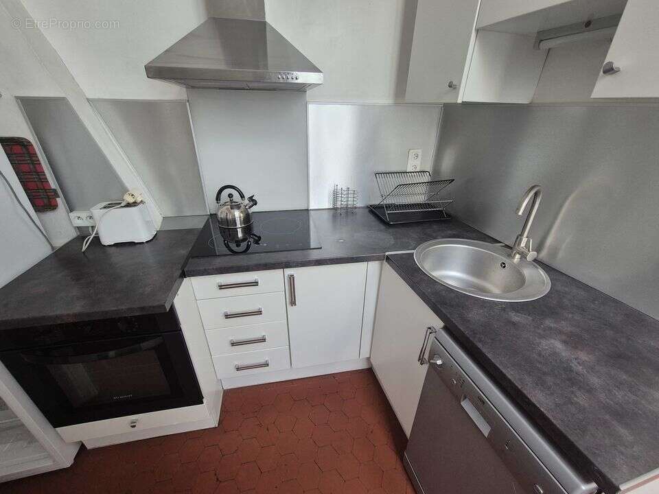 LA CIOTAT APPARTEMENT T3 + bureau   -  calme - centre