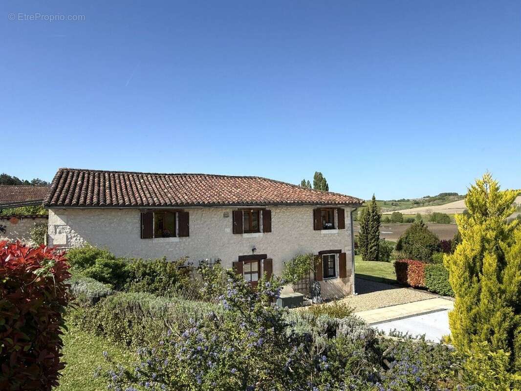 Maison à NANTEUIL-AURIAC-DE-BOURZAC
