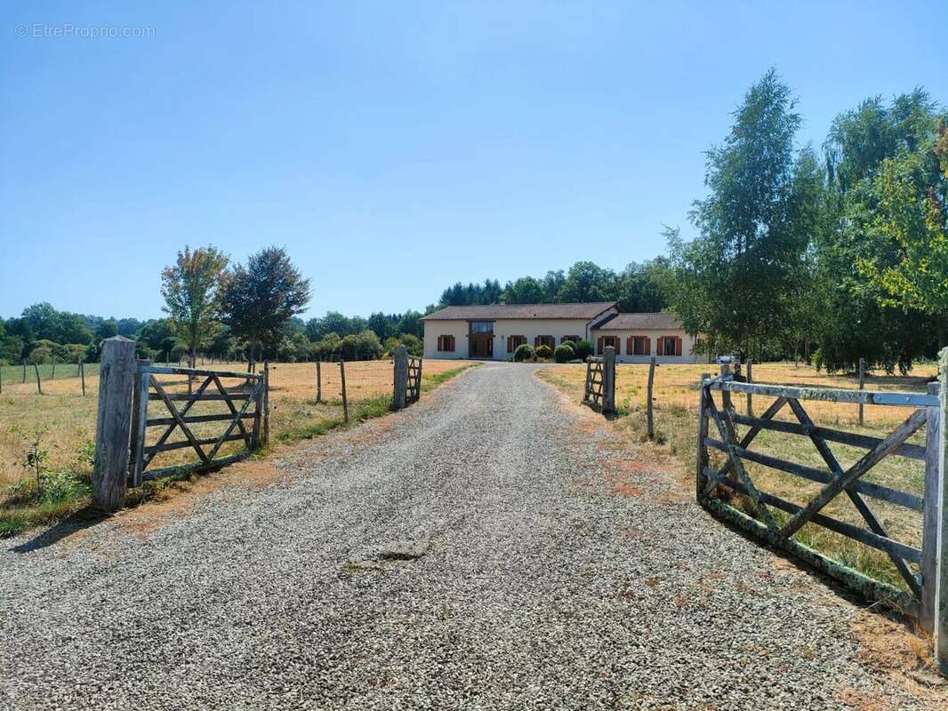 Maison à CHERONNAC