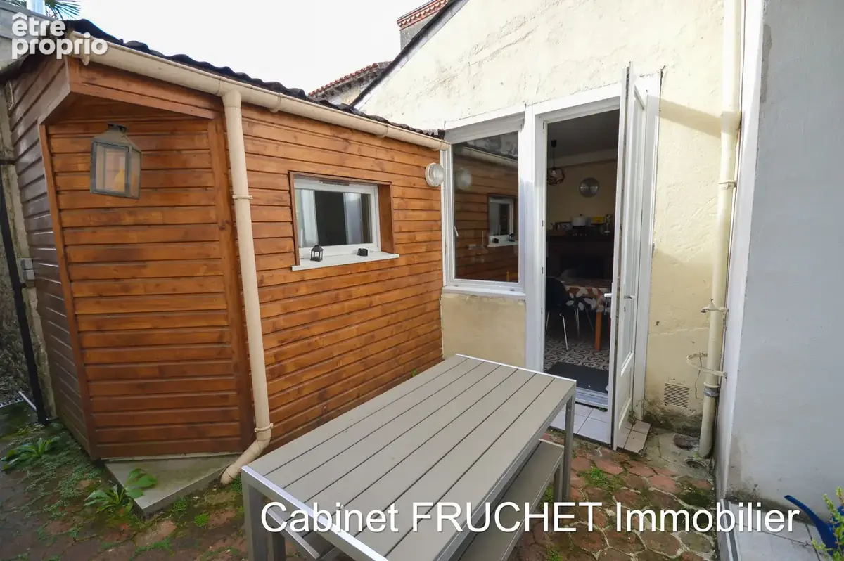 CHANTONNAY - En centre ville - Maison avec 3 chambres et extérieur - photo 10