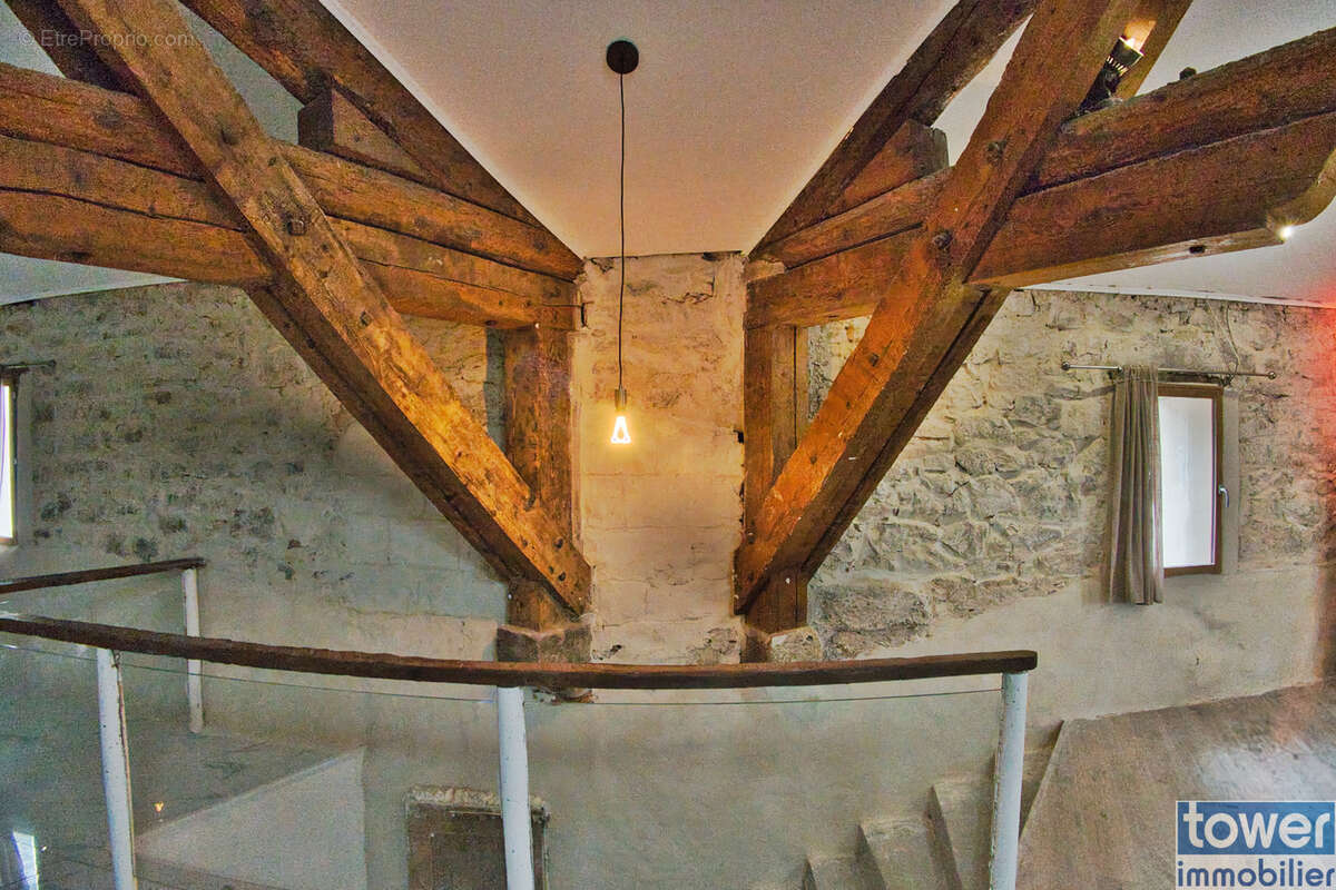 Maison en pierre intégralement restaurée - 166 m2 - 5 pièces + soub. aménagé 162 m2 - Jardinet + Terrasse - photo 5