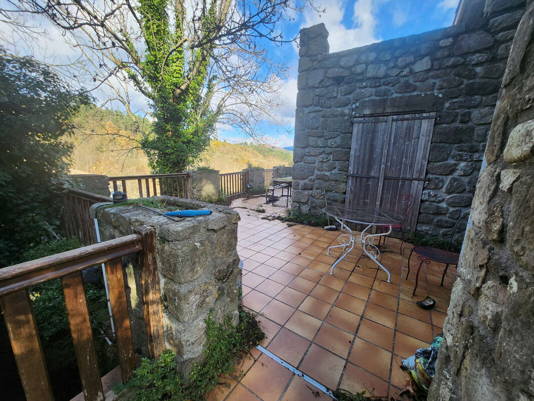 Maison de hameau en pierre sur un terrain attenant de 200 m2 avec stationnement et garage - photo 17