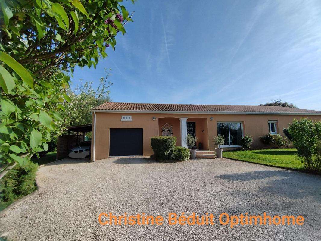 Charente, proche La Rochefoucauld, maison de plain-pied 139 m², garage, carport, terrain 2957m² - photo 4