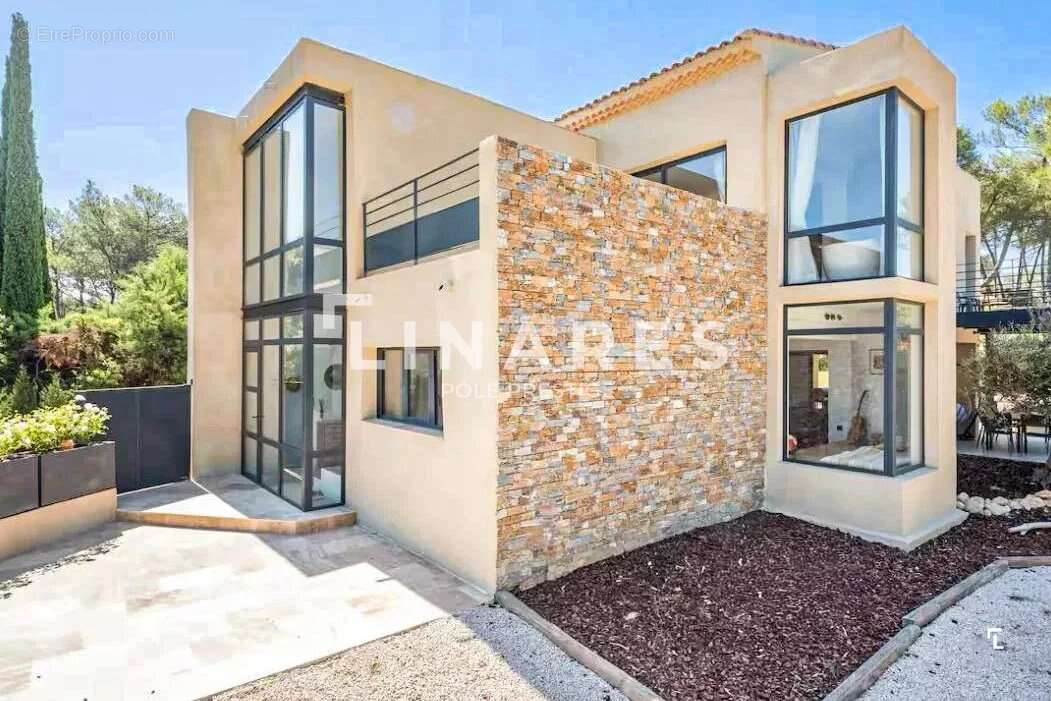 DESIGN & VIEW - Villa T7 de 250m2 - Vue Sainte Victoire - Terrain 2470m2 - Piscine - 13710 FUVEAU - photo 2