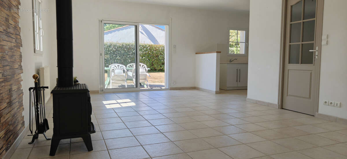 À vendre à Saint-Michel-Chef-Chef (44) : maison de plain pied 4 pièces avec 3 chambres et un garage - photo 6
