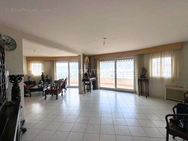 Appartement spacieux de 106 m2 avec vue panoramique sur la ville de Hyères, les collines, et la mer - photo 3