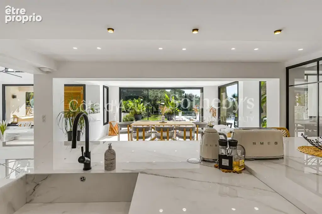 Mougins, propriété familiale rénovée avec piscine, spa et vaste jardin paysager - photo 8