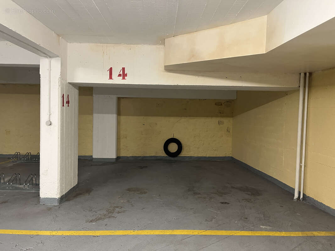 Parking à PARIS-18E