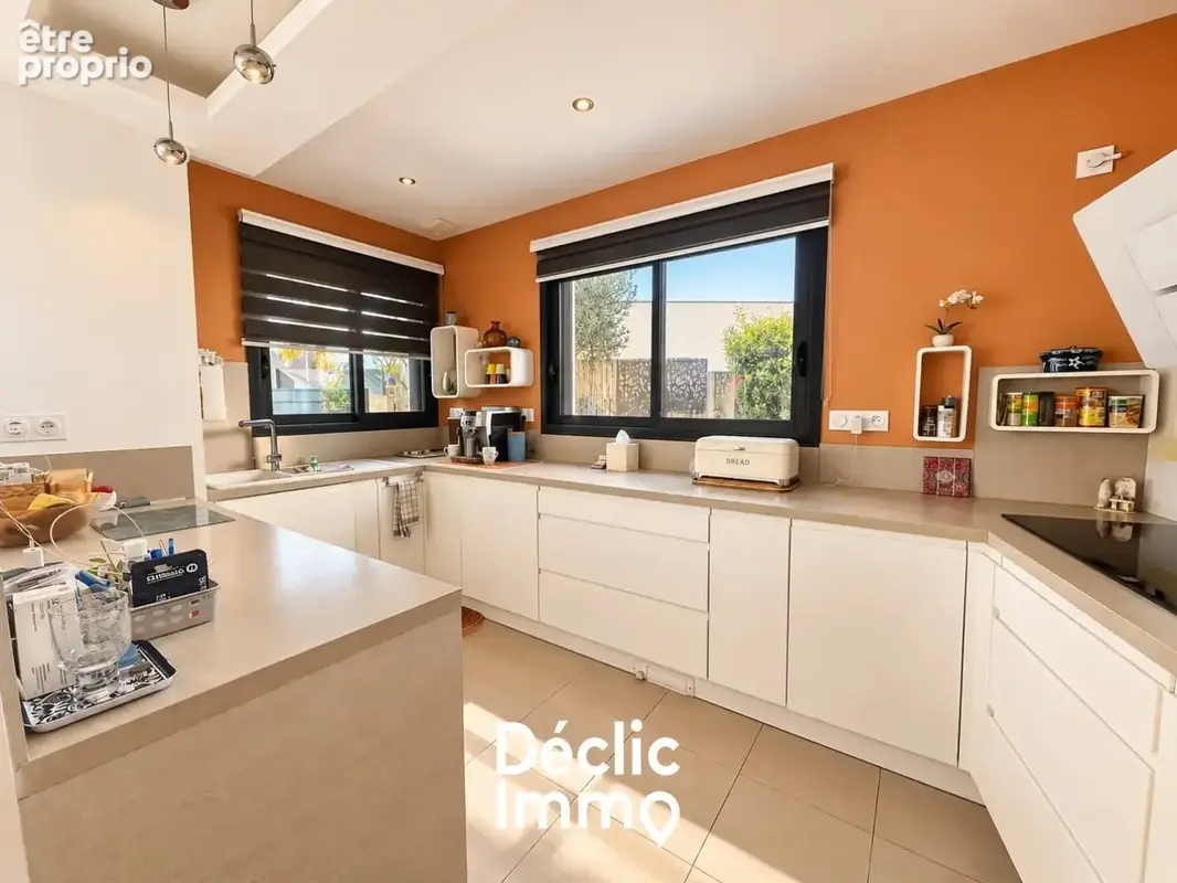 Villa contemporaine  5 chambres  piscine  vue mont saint-loup  vendue meublée - photo 7