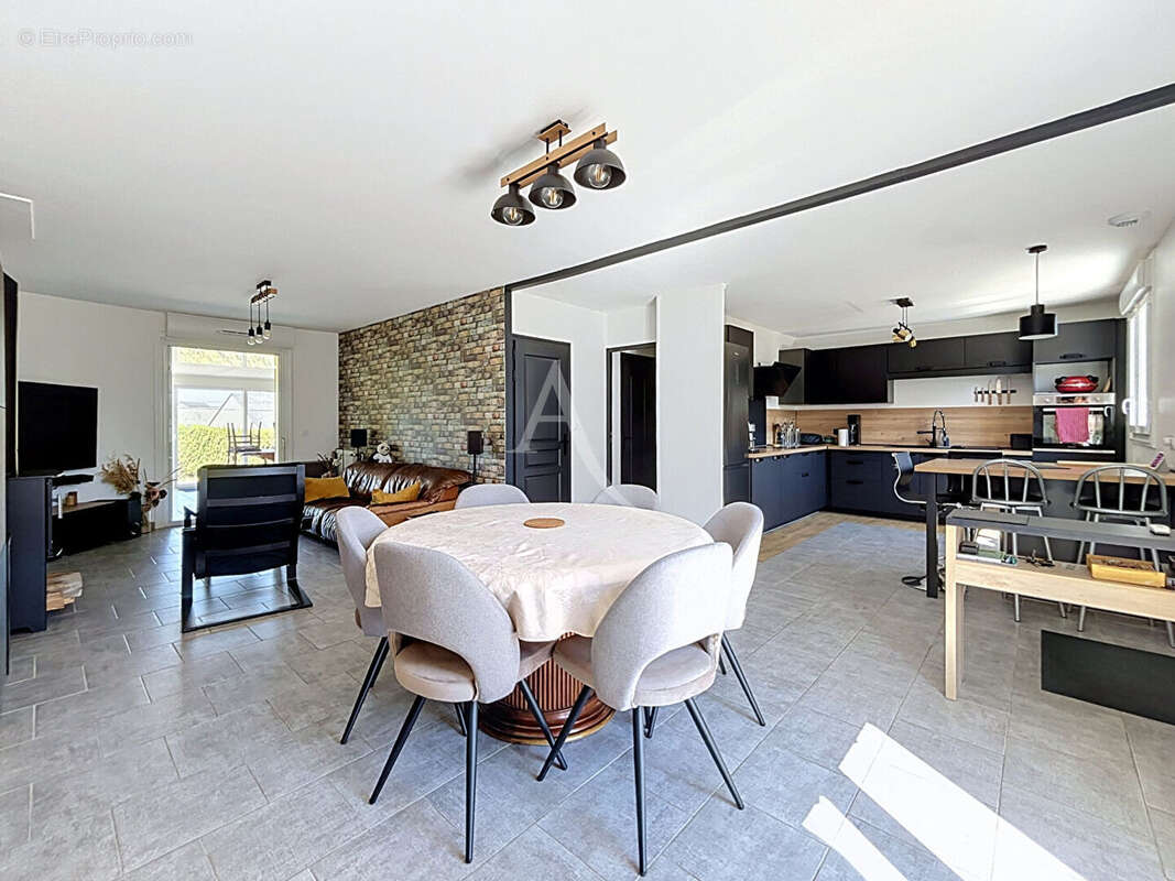 Maison 3 chambres avec vie de plain pied, garage, véranda, terrasse et jardin en impasse - photo 3