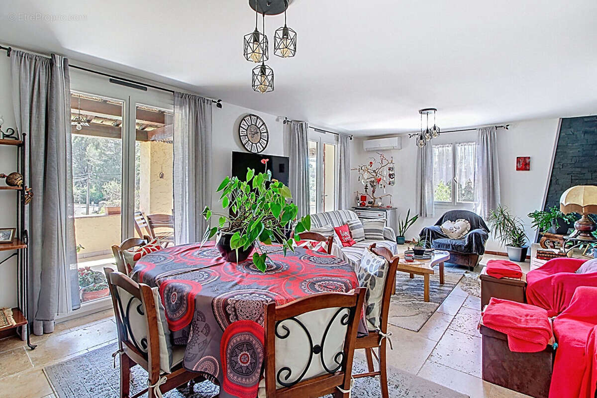 A VENDRE EN EXCLUSIVITE ! À  SAINT ANTONIN DU VAR Maison - 6 pièces 153 m2 sur un terrain de  1200 m2 avec piscine - photo 3