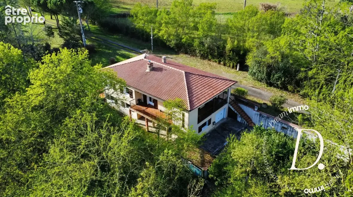 Maison à VIC-FEZENSAC