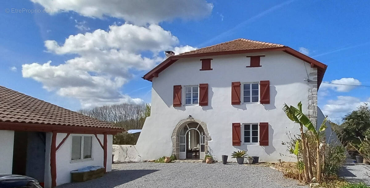 Maison avec 2 logements un T4, unT3 et une dépendance. - photo 1