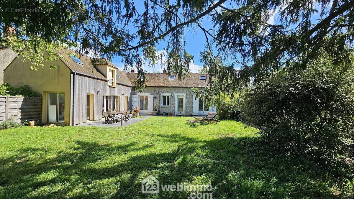 Venez découvrir cette belle maison de 170 m² sur un terrain de 1603 m². - Maison à BOIS-LE-ROI