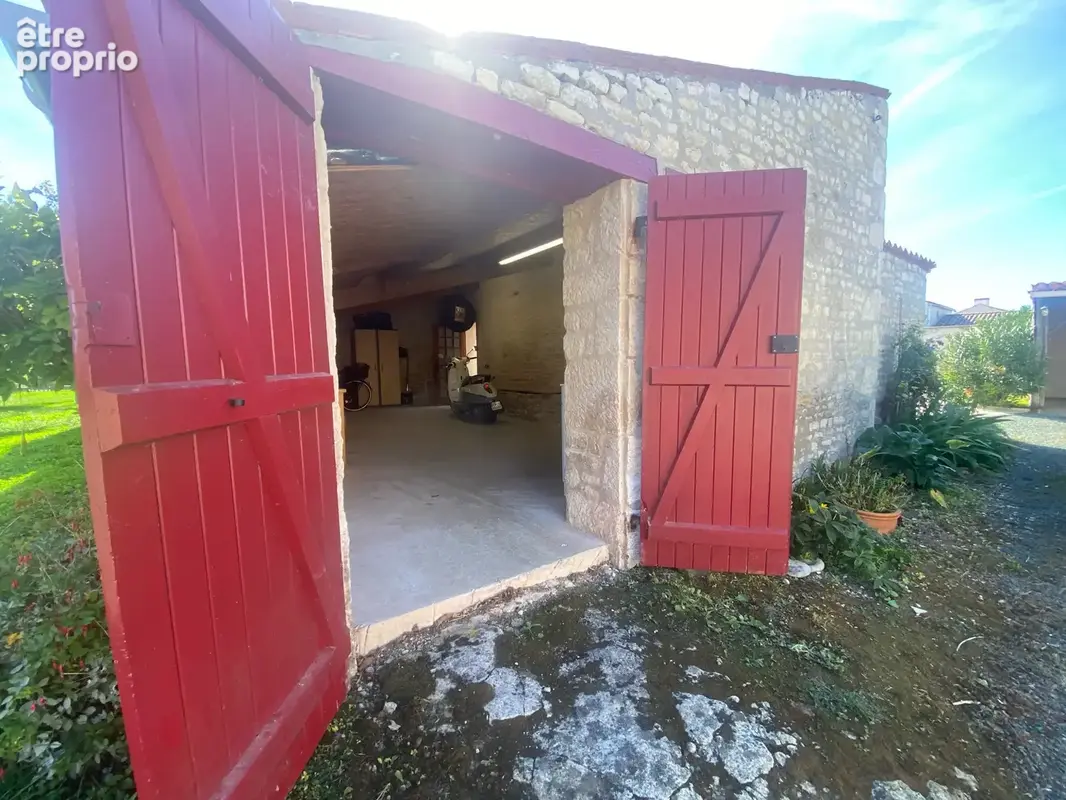 Maison en pierres à étage, 2 pièces de vie salon/salle à manger, 4 chambres, terrasses, jardin et nombreuses d - photo 13