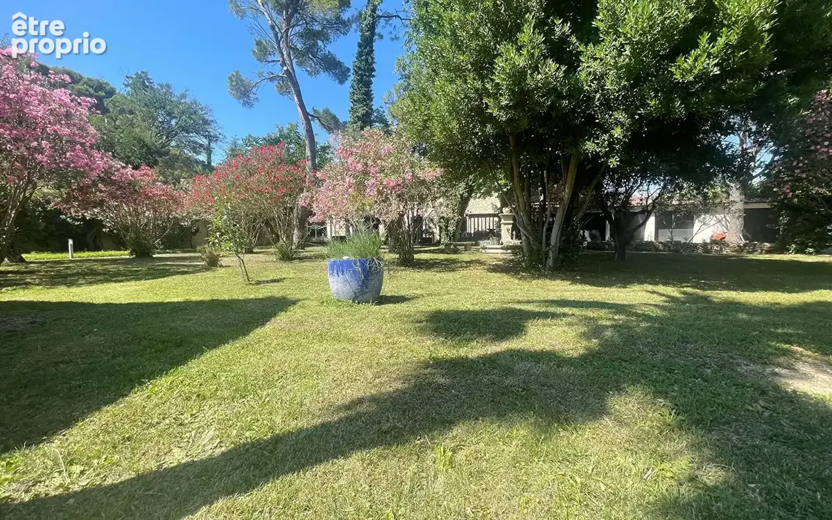 Mas de 273 m² habitable avec piscine et dépendances sur 5810 m² de jardin clos arboré. - photo 16